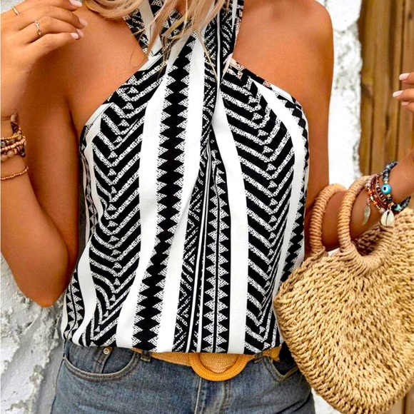 🤩🆕 Black & White Blouse with crossed geometric print - Picture 3 of 4